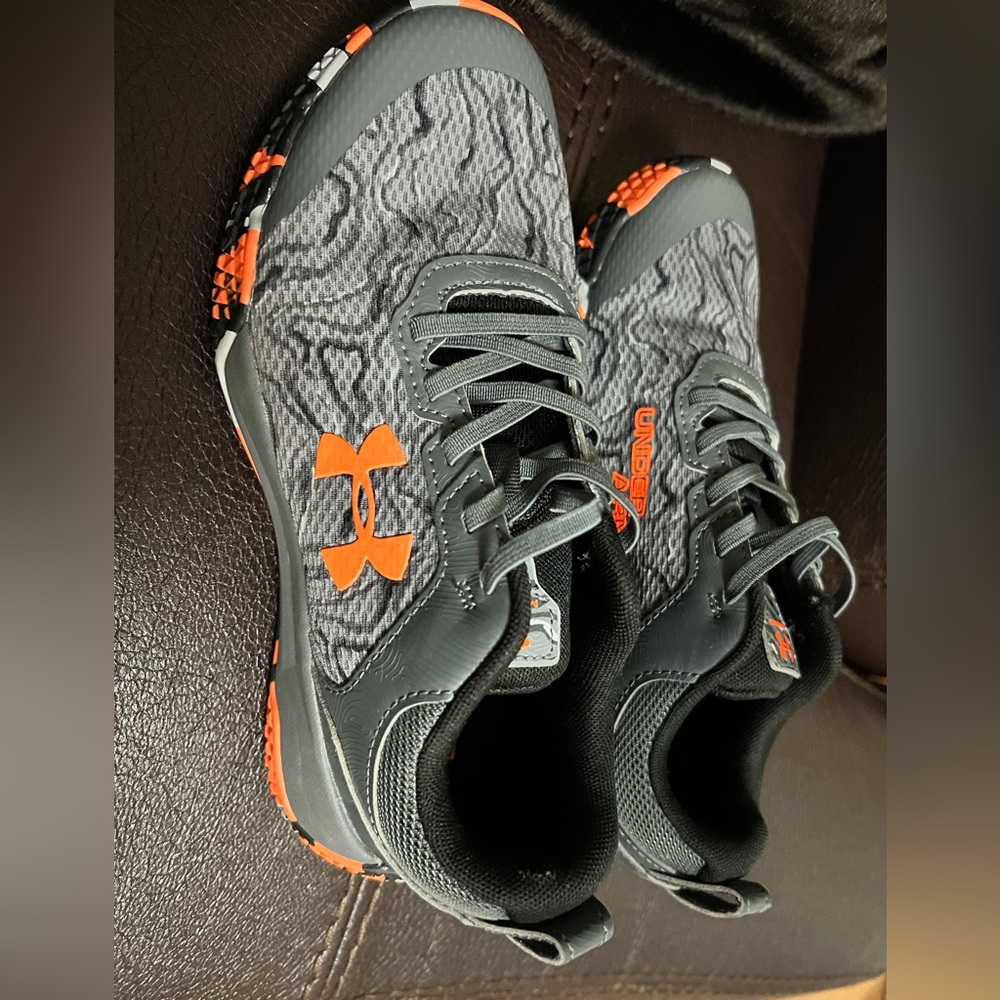 Boys under Armour shoes in excellent used condition used 2x